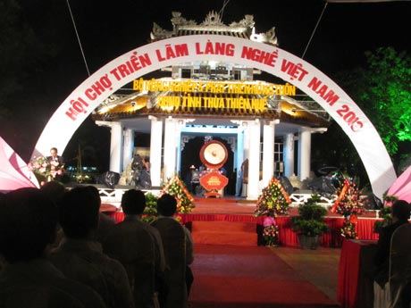 ໄຂງານຕະຫຼາດນັດວາງສະແດງໝູ່ບ້ານອາຊີບຢູ່ເຫວ໋